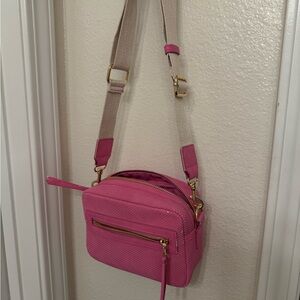Pink crossbody purse
Gently worn big more than twice